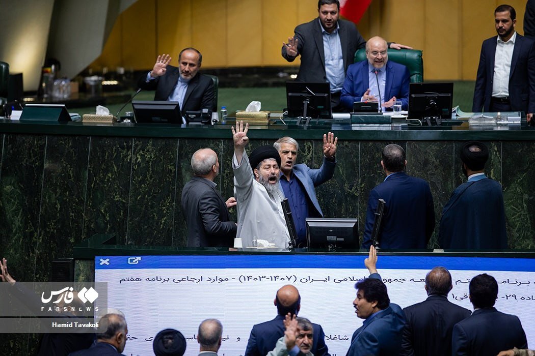 هجوم نمایندگان به جایگاه هیئت رئیسه/ این نماینده در جلسه علنی شیرکاکائو بهدست شد+عکس