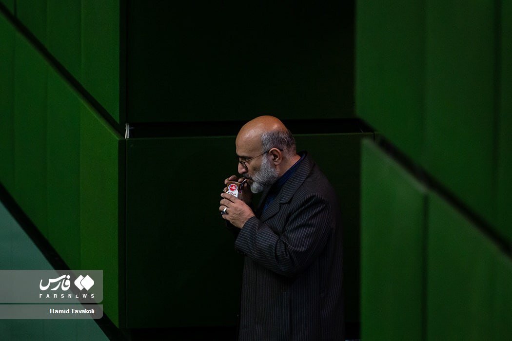 هجوم نمایندگان به جایگاه هیئت رئیسه/ این نماینده در جلسه علنی شیرکاکائو بهدست شد+عکس