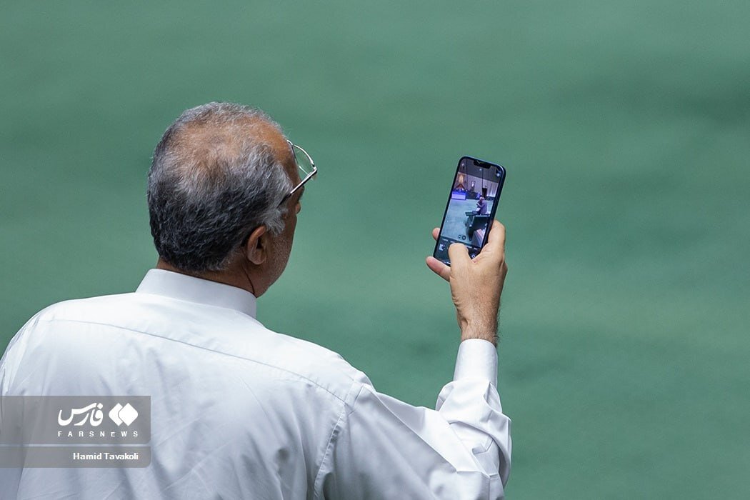 عکاسی آقای نماینده در صحن علنی مجلس +عکس