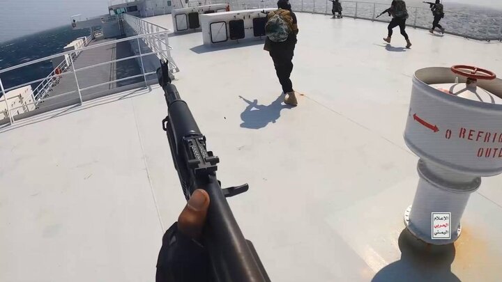 لحظه حمله و توقیف کشتی اسرائیل توسط یمن