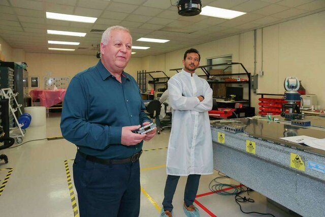 کارآفرین میلیاردر ایرانی، رقیب ایلان ماسک و جف بزوس/ عکس