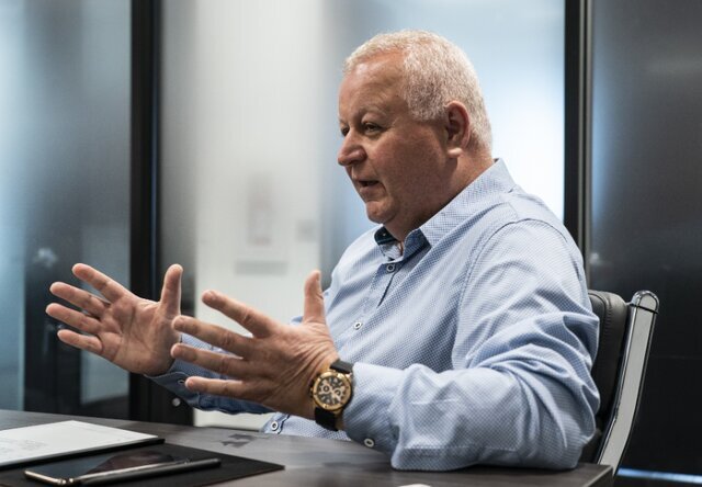 کارآفرین میلیاردر ایرانی، رقیب ایلان ماسک و جف بزوس/ عکس