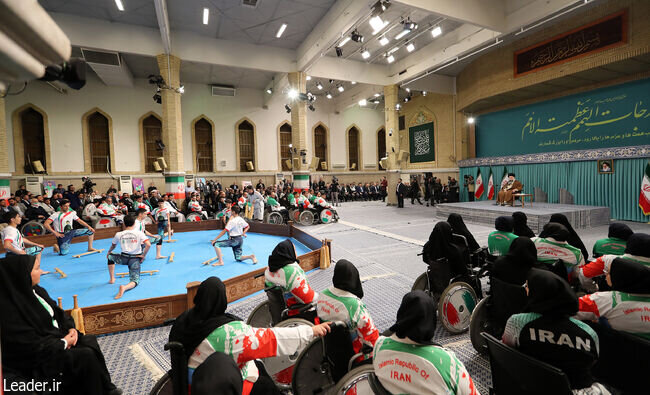 مهمانان کوچک رهبری در حسینیه امام خمینی /ضرب زورخانه به صدا درآمد...