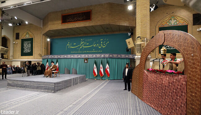 مهمانان کوچک رهبری در حسینیه امام خمینی /ضرب زورخانه به صدا درآمد...