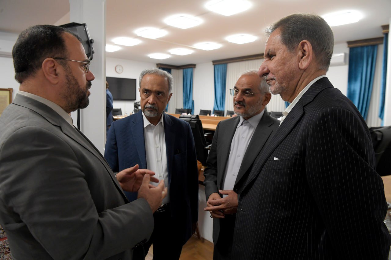 جدیدترین تصاویر از جلسه حسن روحانی و دولتمردانش/ از خندههای جهانگیری تا گعدههای چند نفر