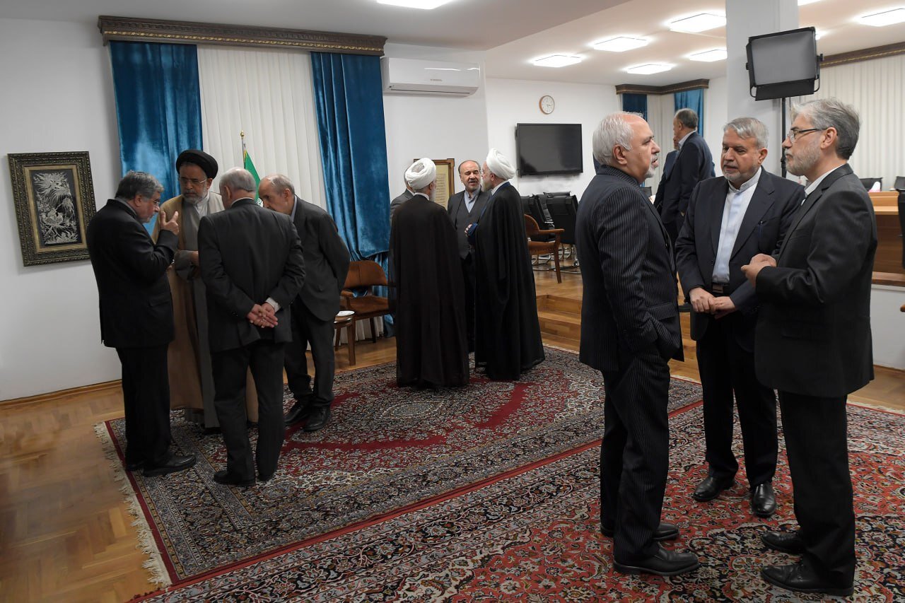 جدیدترین تصاویر از جلسه حسن روحانی و دولتمردانش/ از خنده‌های جهانگیری تا گعده‌های چند نفر