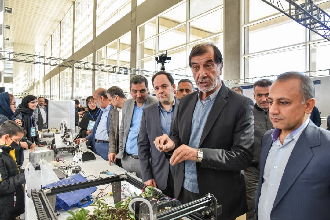 وزارت آموزش و پرورش به دنبال وارد کردن هوشمصنوعی به کتابهای درسی!