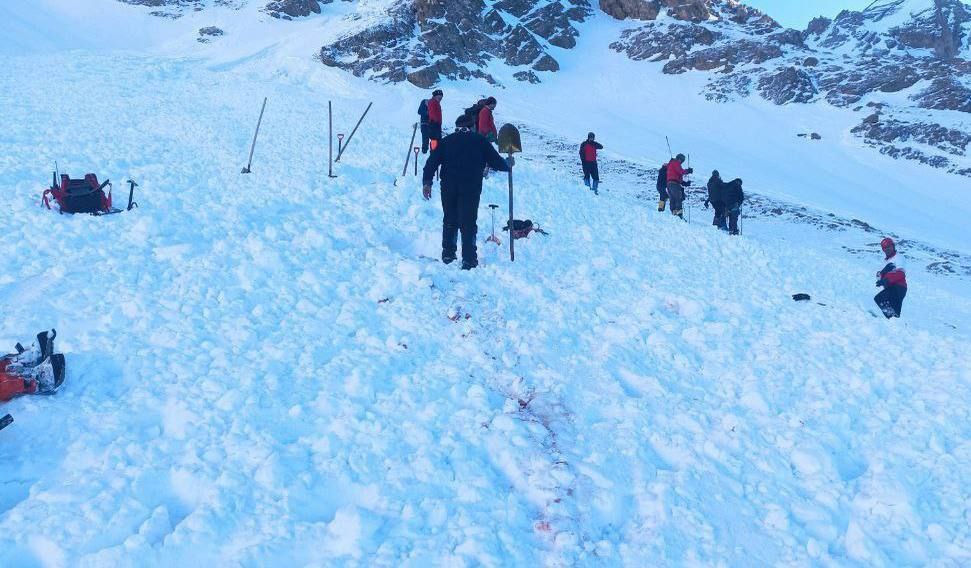 تصاویری از عملیات جست‌وجوی کوهنوردان مفقود شده در برف/ عکس