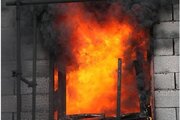 ببینید | نجات نفسگیر کارگر ساختمانی گرفتار در آتش‌سوزی بزرگ در مرکز انگلیس