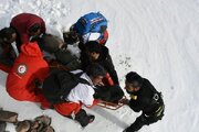 ببینید | لحظه تلخ پیدا کردن پیکر یکی از کوهنوردان مفقود شده توسط نجاتگران هلال احمر