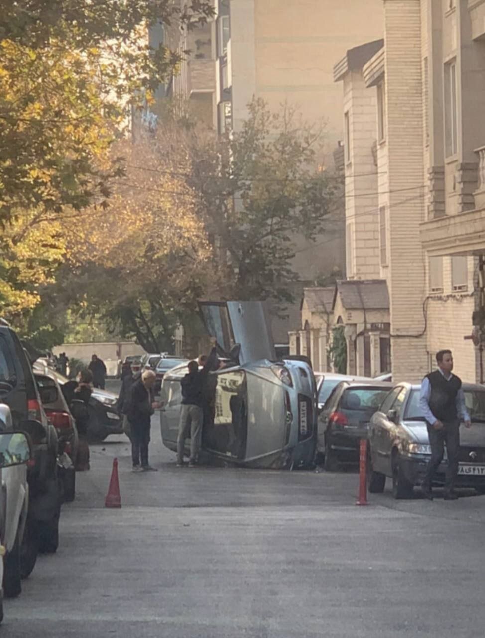 چپ کردن عجیب یک خودرو در تهران/ عکس