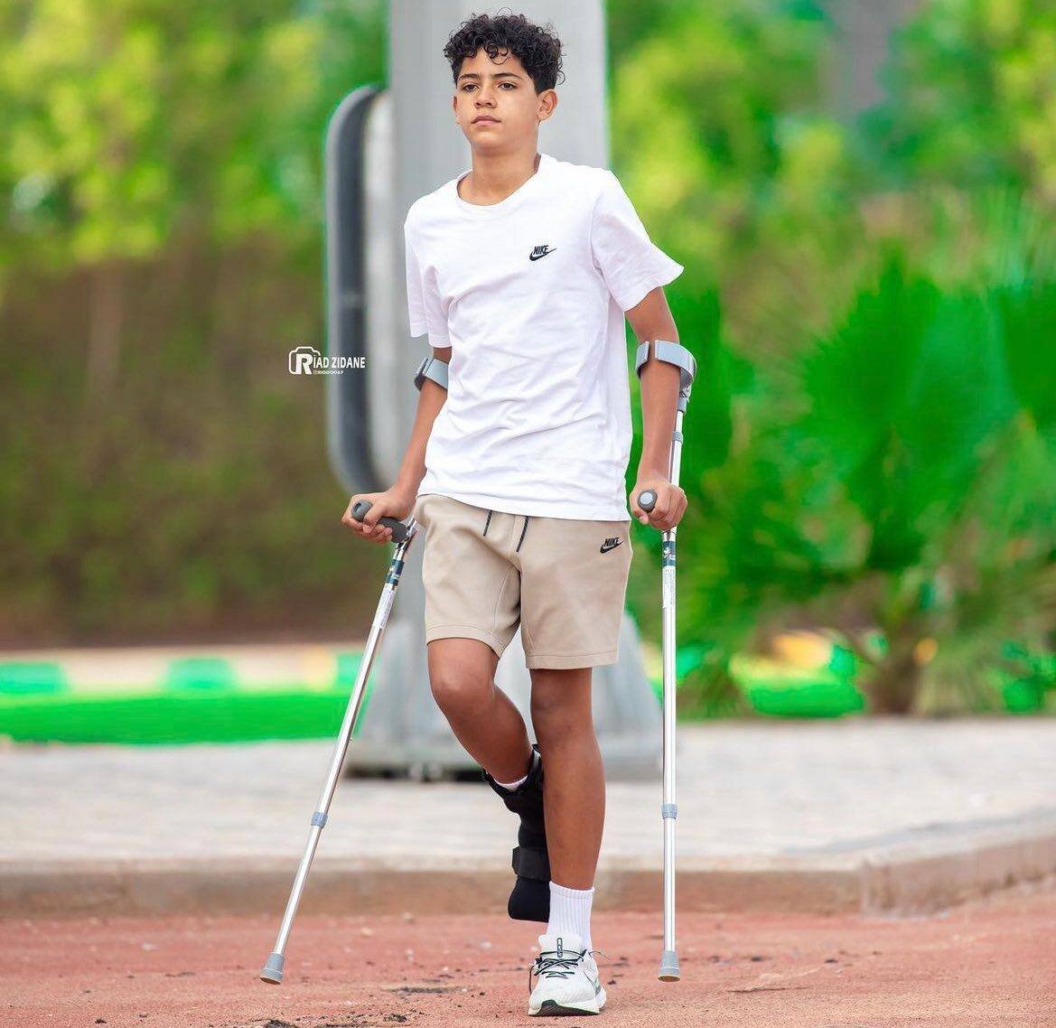 عکس| سورپرایز النصریها برای پسر رونالدو؛ وضعیت عجیب جونیور با عصا!