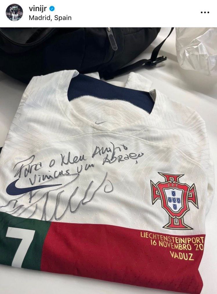 عکس| هدیه ویژهی کریستیانو رونالدو به ستاره رئال مادرید