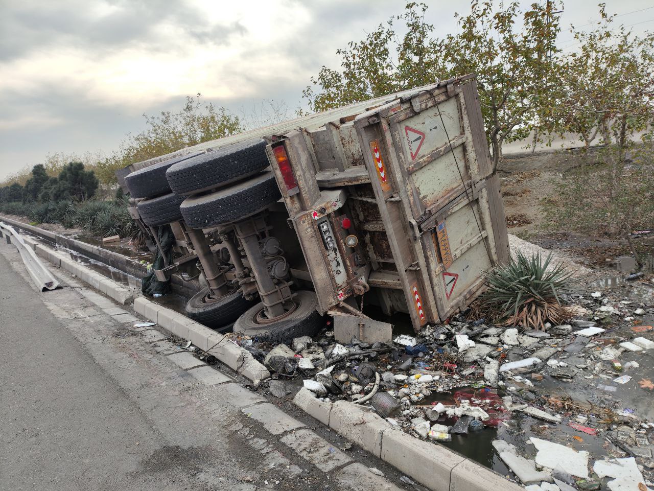 واژگونی کامیون در بزرگراه آزادگان/ عکس