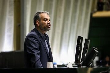 ادعای نگران کننده درباره قیمت ارز؛ قیمت دلار تا 70 هزار تومان بالا می رود / یک جریان در حاکمیت به دنبال خالصسازی با اهداف میان مدت و بلند مدت است