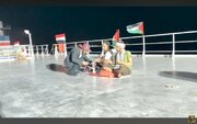 عکس | قلیان‌کشی یمنی‌ها روی کشتی توقیف‌شده اسرائیلی