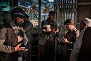 افغان‌ها عاشق این تلفن‌همراه هستند/ عکس