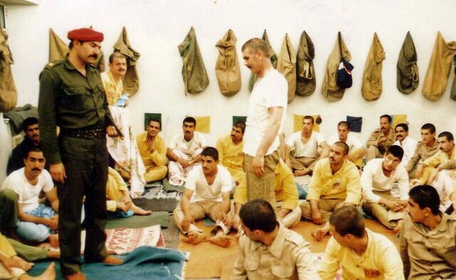 هدیه عجیبی که صدام حسین به اسیران ایرانی داد/ آیا شماها در ایران چنین چیزهایی داشتهاید؟+عکس