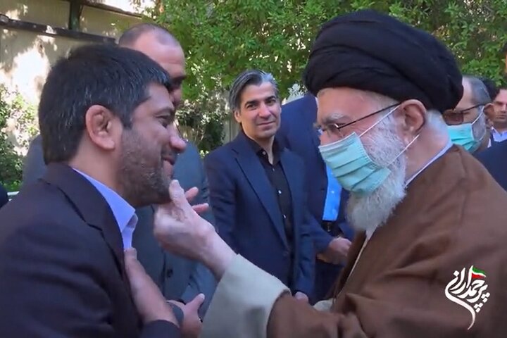 ببینید |‌ واکنش علیرضا دبیر به شوخی صمیمانه رهبر انقلاب: پیرمرد شدیم آقا جان