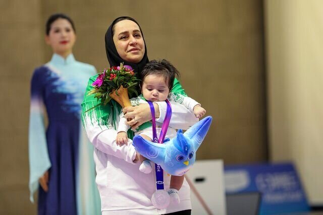 ببینید | گفت‌وگوی رهبر انقلاب با بانوی قهرمانی که با کودک نوزادش روی سکوی مدال رفت