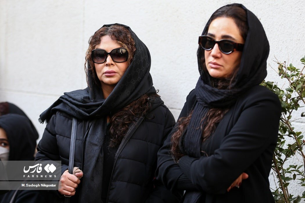 عکس | غم و اندوه بهاره افشاری و سیما تیرانداز در مراسم تشییع جنازه بیتا فرهی