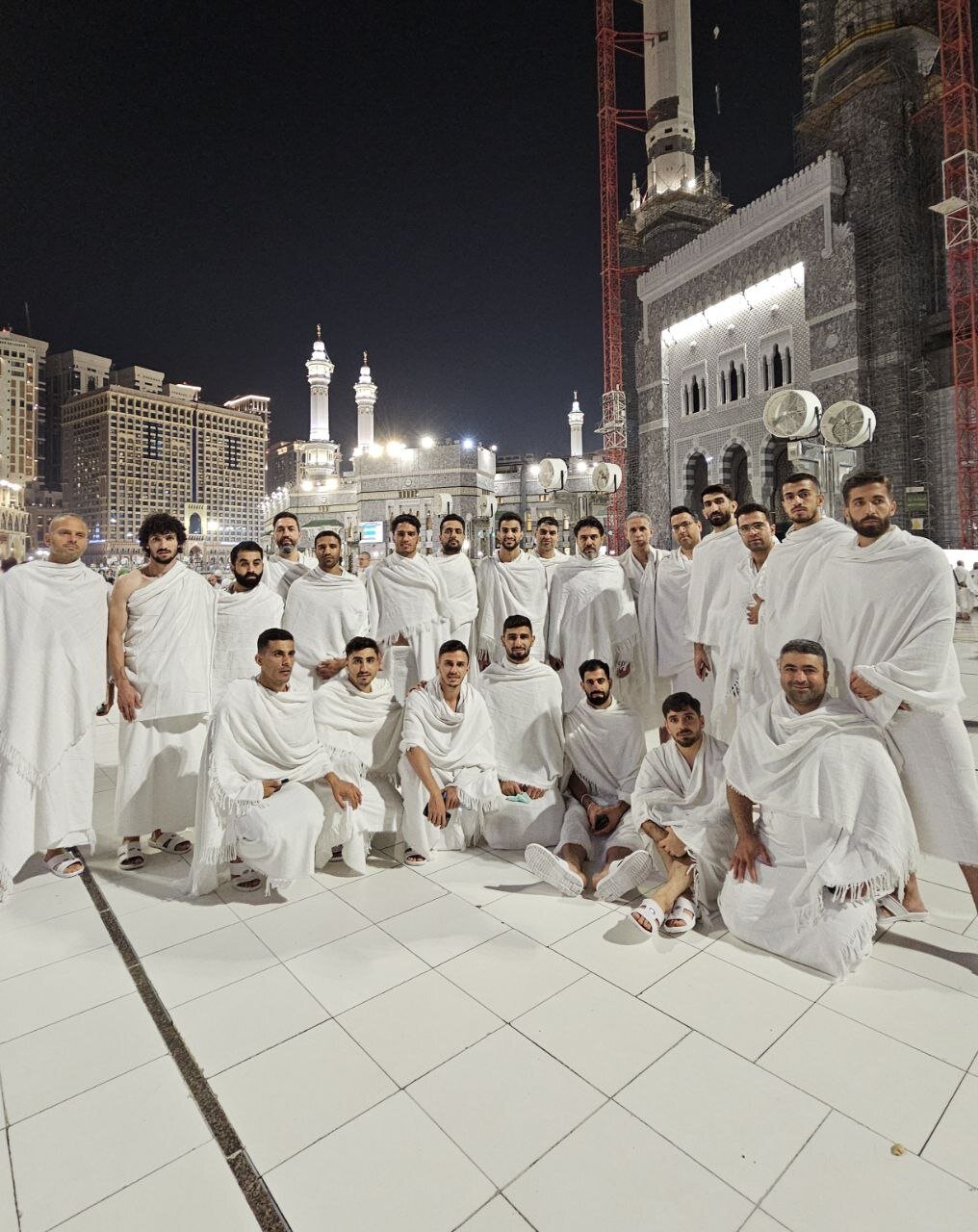 عکس| قاب یادگاری پرسپولیسیها در جوار خانه خدا