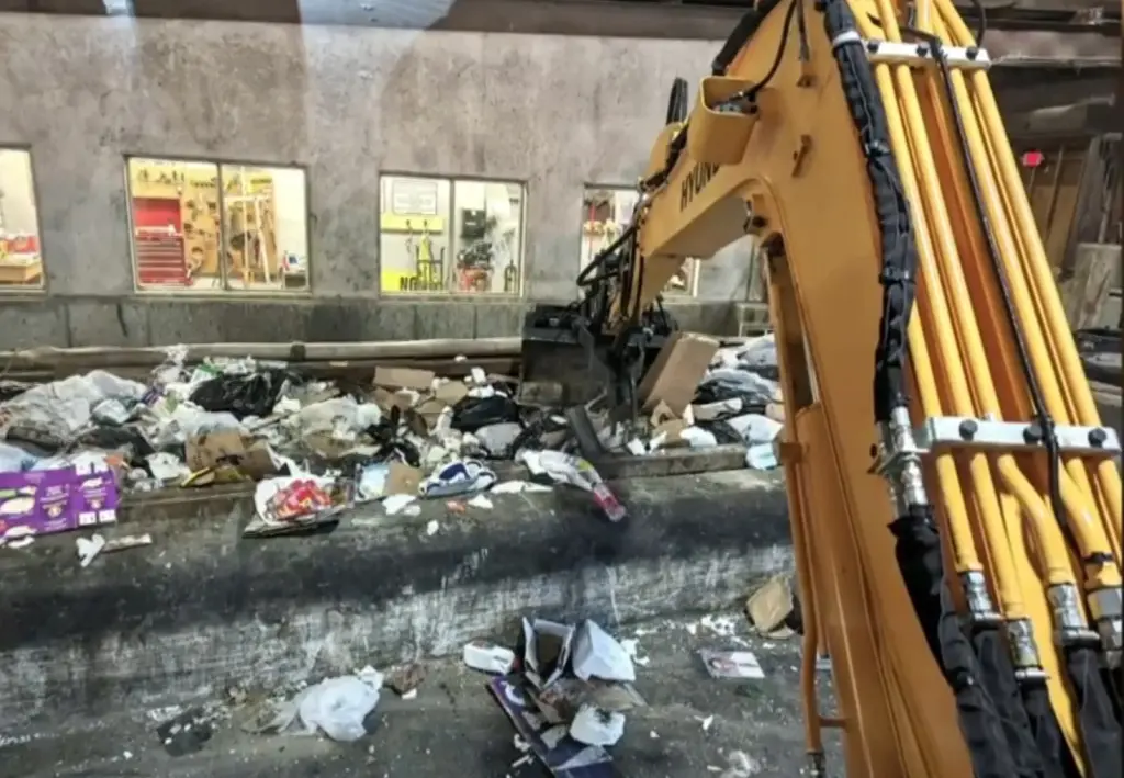 کشف یک حلقه طلا در دل ۲۰ تُن زباله/ عکس