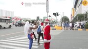 ببینید | حرکات بامزه یک پلیس راهنمایی و رانندگی وسط چهارراه با لباس بابانوئل