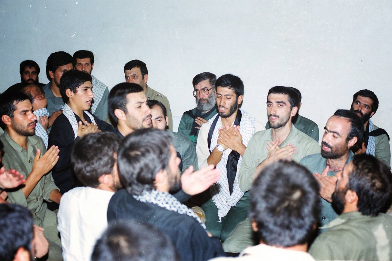 تصاویری از رهبر انقلاب با پوشش نظامی درحال سینه زنی، سخنرانی و غذا خوردن