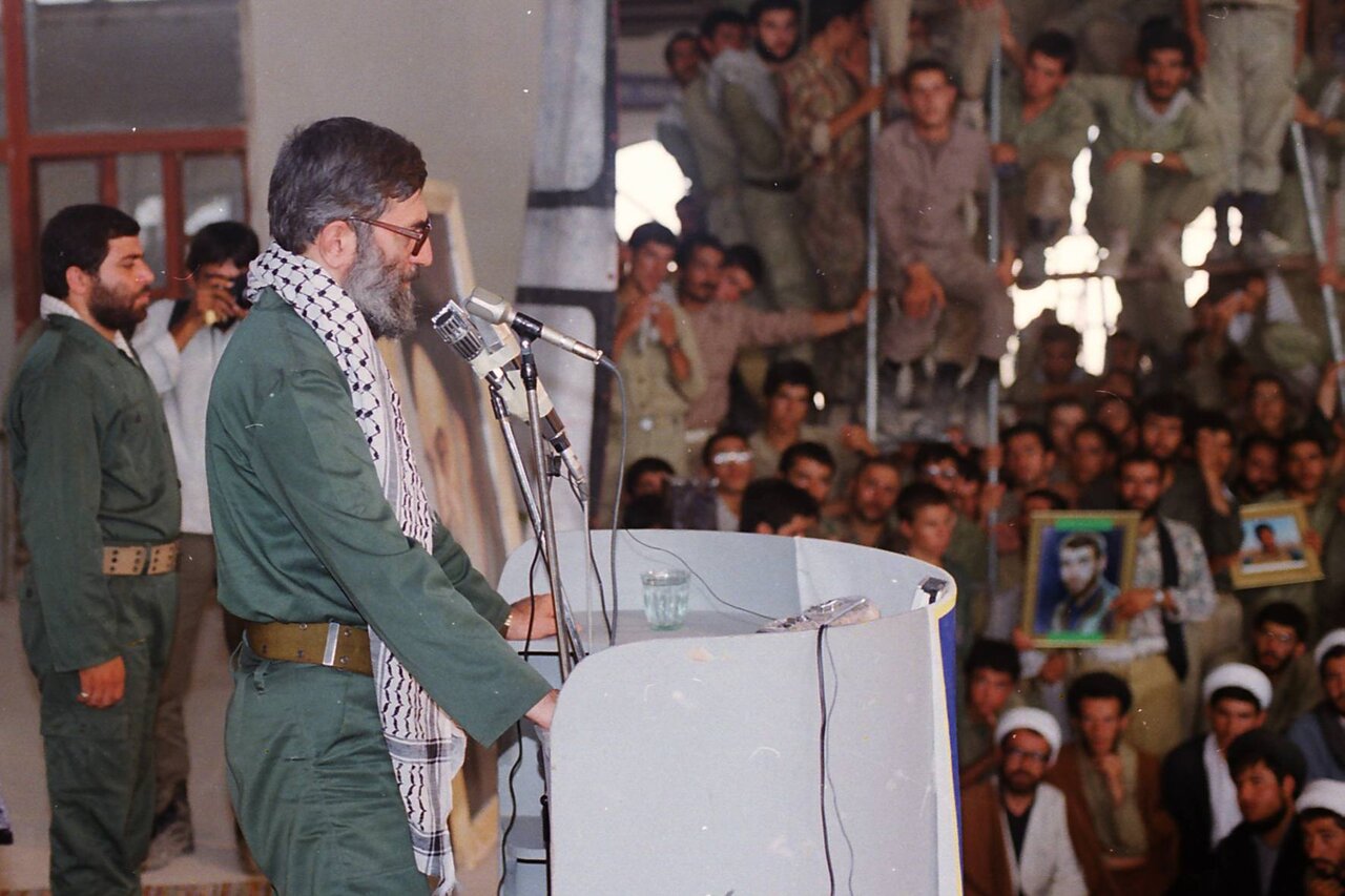 تصاویری از رهبر انقلاب با پوشش نظامی درحال سینه زنی، سخنرانی و غذا خوردن
