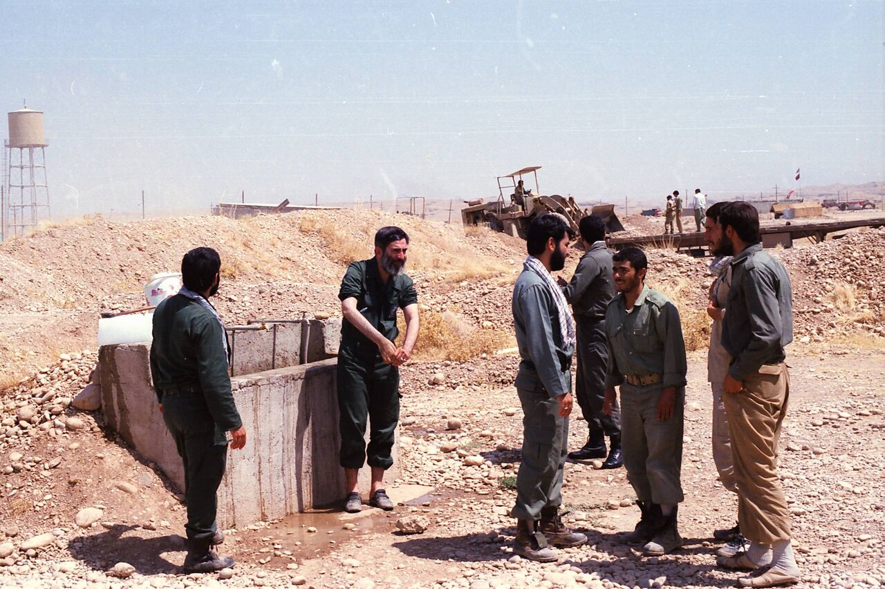 تصاویری از رهبر انقلاب با پوشش نظامی درحال سینه زنی، سخنرانی و غذا خوردن