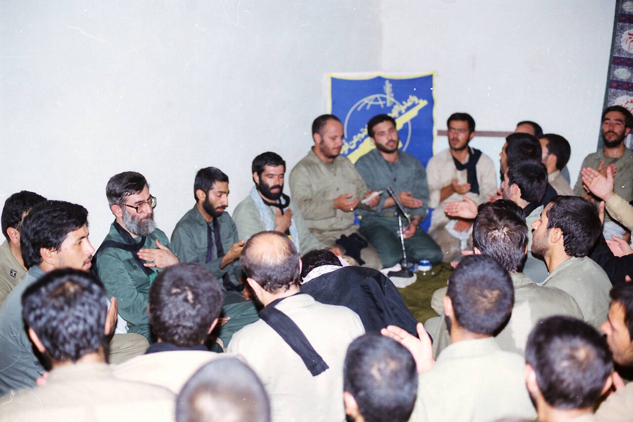 تصاویری از رهبر انقلاب با پوشش نظامی درحال سینه زنی، سخنرانی و غذا خوردن