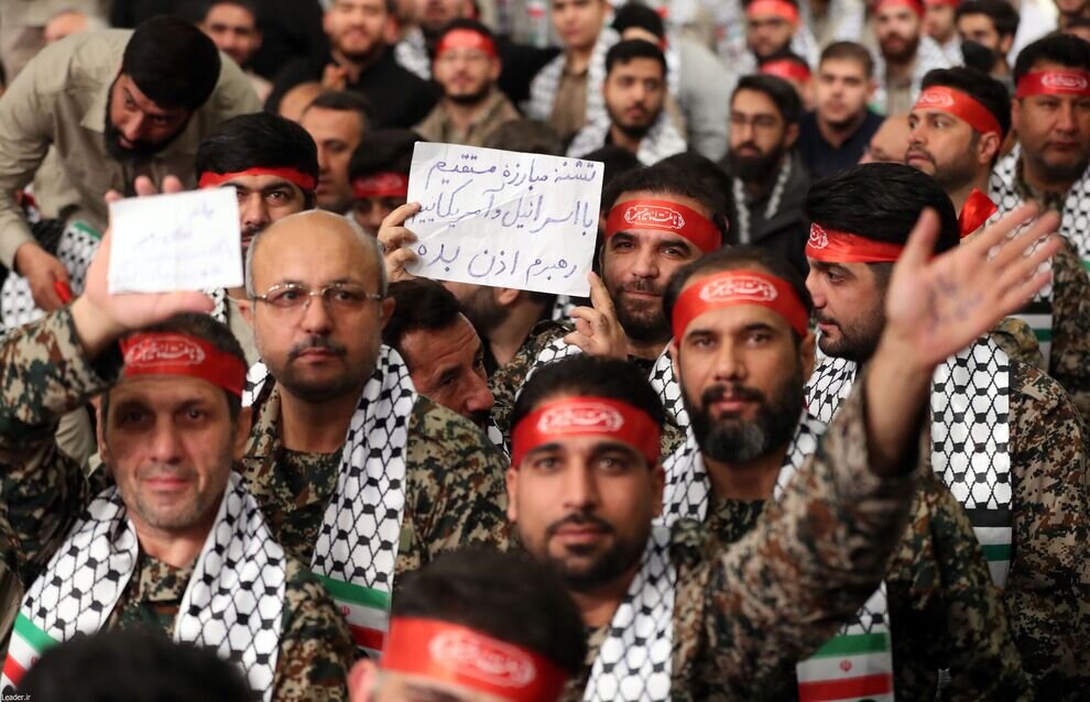 عکس متفاوت از دیدار بسیجیان با رهبر انقلاب و یک درخواست ویژه