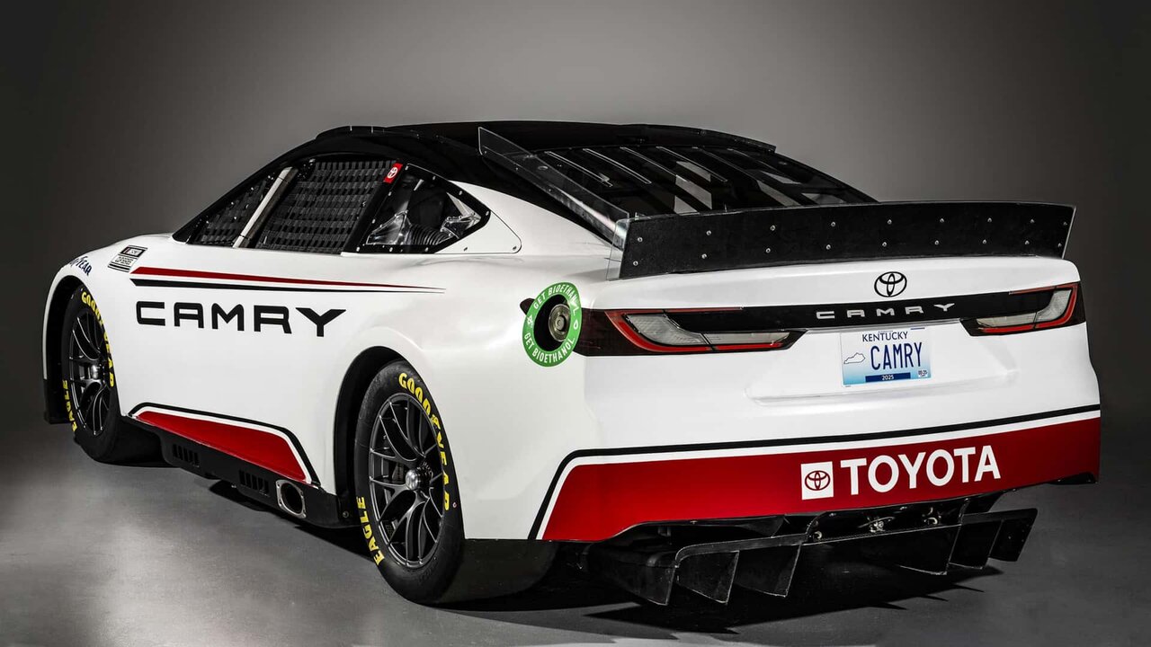 تویوتا کمری این بار در لباس یک خودروی مسابقهای به میدان میآید! /عکس