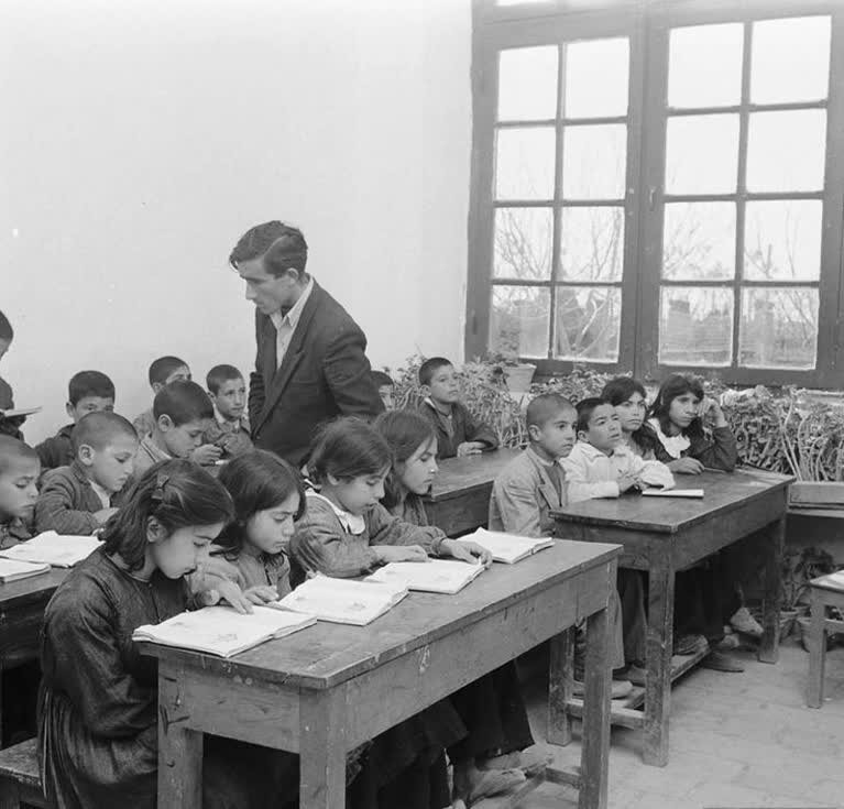 تصویری از یک کلاس درس در دهه ۳۰ در شهر تهران