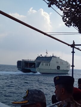 قدرت نمایی ناوشکن های ارتش در تنگه هرمز /بالگردهای نظامی ایران و عمان به پرواز درآمدند +عکس