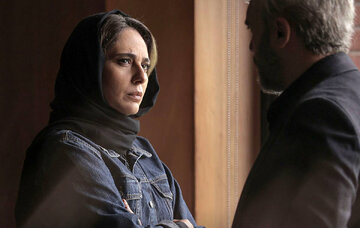 عکس | استایل جالب رعنا آزادی‌ور در کنار نیکی مظفری  و آرایشگرش