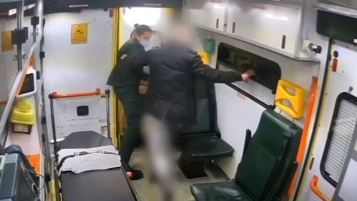 ببینید | ویدیوی جنجالی از پرت کردن امدادگر از آمبولانس توسط بیمار پرخاشگر