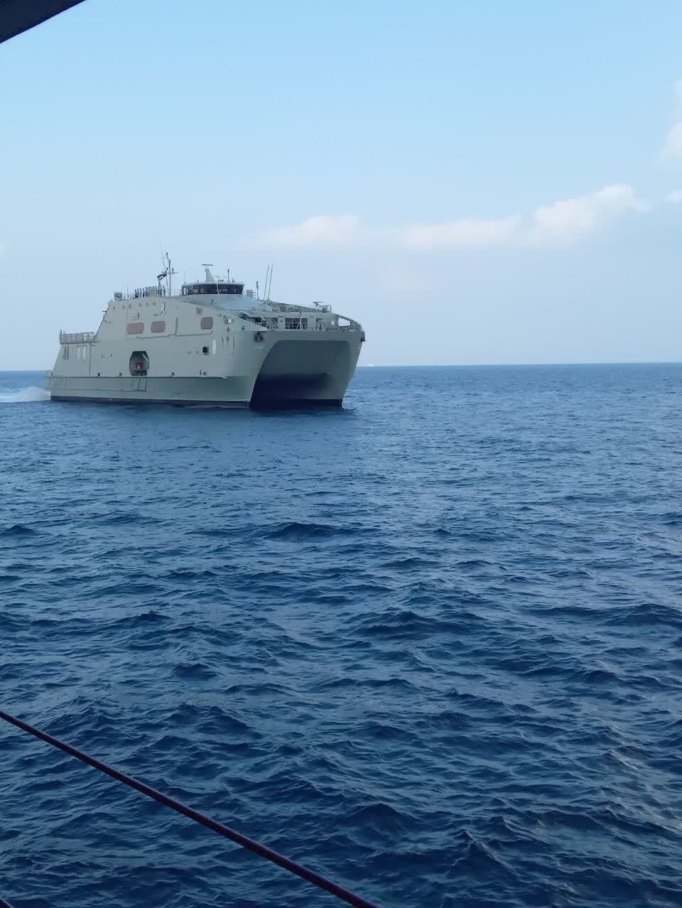 قدرت نمایی ناوشکن های ارتش در تنگه هرمز /بالگردهای نظامی ایران و عمان به پرواز درآمدند +عکس