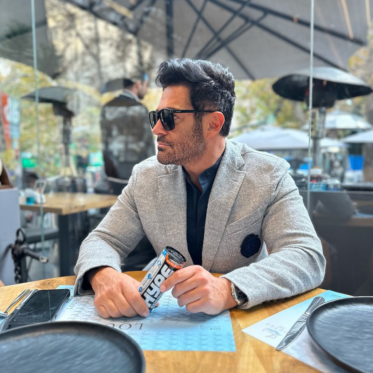 عکس | محمدرضا گلزار با یک کتشلوار شیک در رستوران لوکس تهران