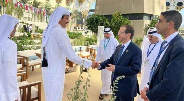 امیر قطر با رئیس اسرائیل دست داد/عکس