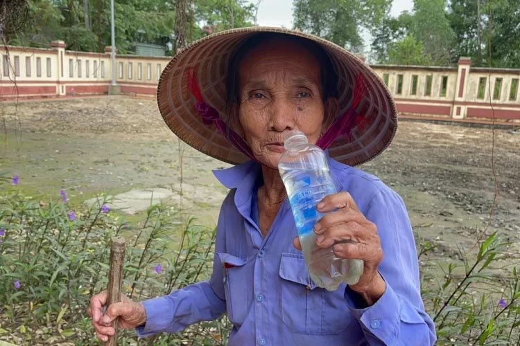 این زن ۵۰ سال فقط مایعات خورده است/ عکس