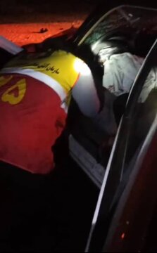 با تلاش آتش نشانان راننده گرفتار درخودرو نجات یافت