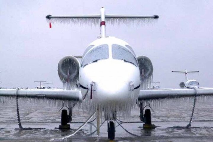 ببینید | یخ زدن هواپیما در فرودگاه مونیخ!