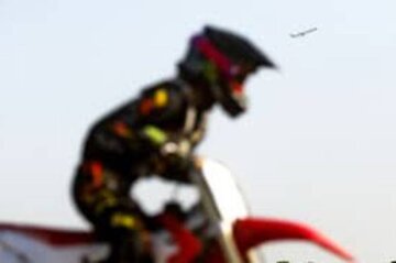 عکس | دختر موتورسوار با اسلحه در اسرائیل وسط شهر!