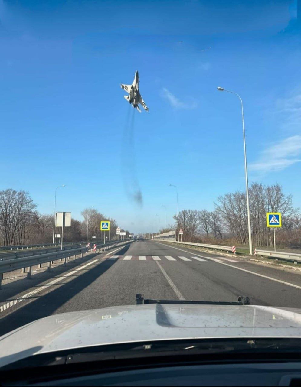 مانور جنگنده سوخو ـ ۲۷ بر فراز یک بزرگراه/عکس