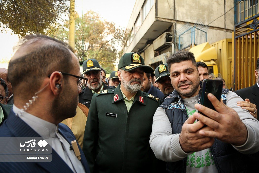 عکس| سلفی مردم جنوب شهر تهران با سردار رادان وسط خیابان