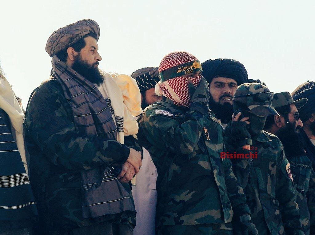 عکس | اقدام خبرساز یکی از محافظین وزیر دفاع طالبان؛ استفاده از استایل سخنگوی حماس