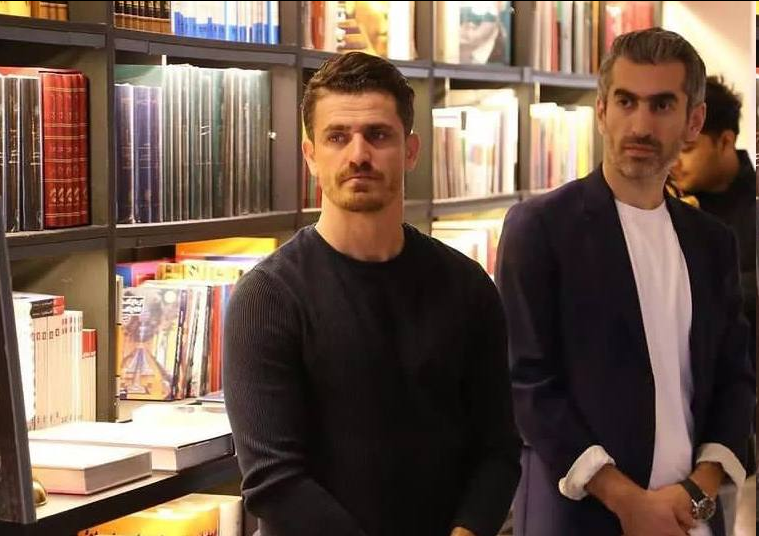 عکس| مجتبی جباری،میزبان رفیق قدیمی در کتابفروشی