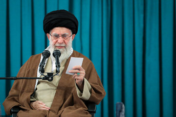 رهبر انقلاب: گاهی اوقات جنگ نظامی آسانتر از جنگ فکری است / ملت ایران با ایستادگی خود، به توطئه دشمن پوزخند می زند